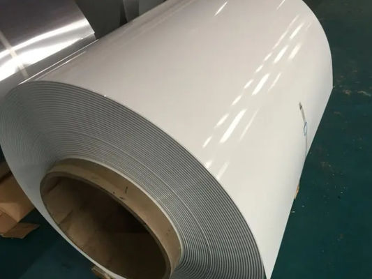 0.55mm سمك سبيكة3105 H24 24 مقياس طلاء مسبق لفائف الألومنيوم مع طلاء PVDF لغطاء الفناء