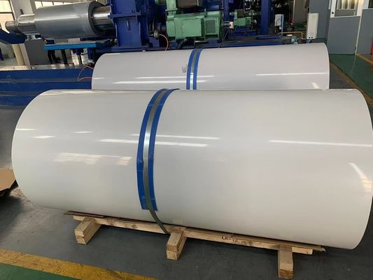 الصفحة البيضاء المطلية بالألومنيوم ذات اللمعان العالي PE مطلية عرض 2600mm المستخدمة في صناعة السيارات