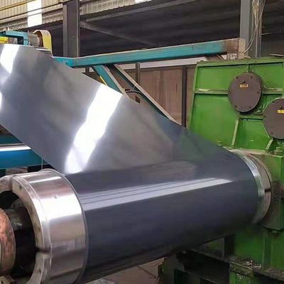 0.03 X 48 بوصة سبيكة 3105 كينار PVDF رمادي متضارب رال 7046 لون الملفات الألومنيوم المرسومة مسبقًا لألواح سقف الألومنيوم