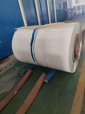 لتغطية الفناء 0.75 مللي متر سبيكة سميكة 3105 H24 22 مقياس اللون الأبيض لفائف ألومنيوم مطلية مسبقًا عالية التأثير مع طلاء Pvdf