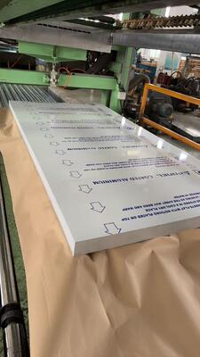 سمك 0.080 بوصة، عرض 36 بوصة، سبيكة 3105 Kynar PVDF رمادي غير لامع Ral 7046، لفائف ألومنيوم مطلية مسبقًا لإنتاج ألواح تسقيف الألومنيوم